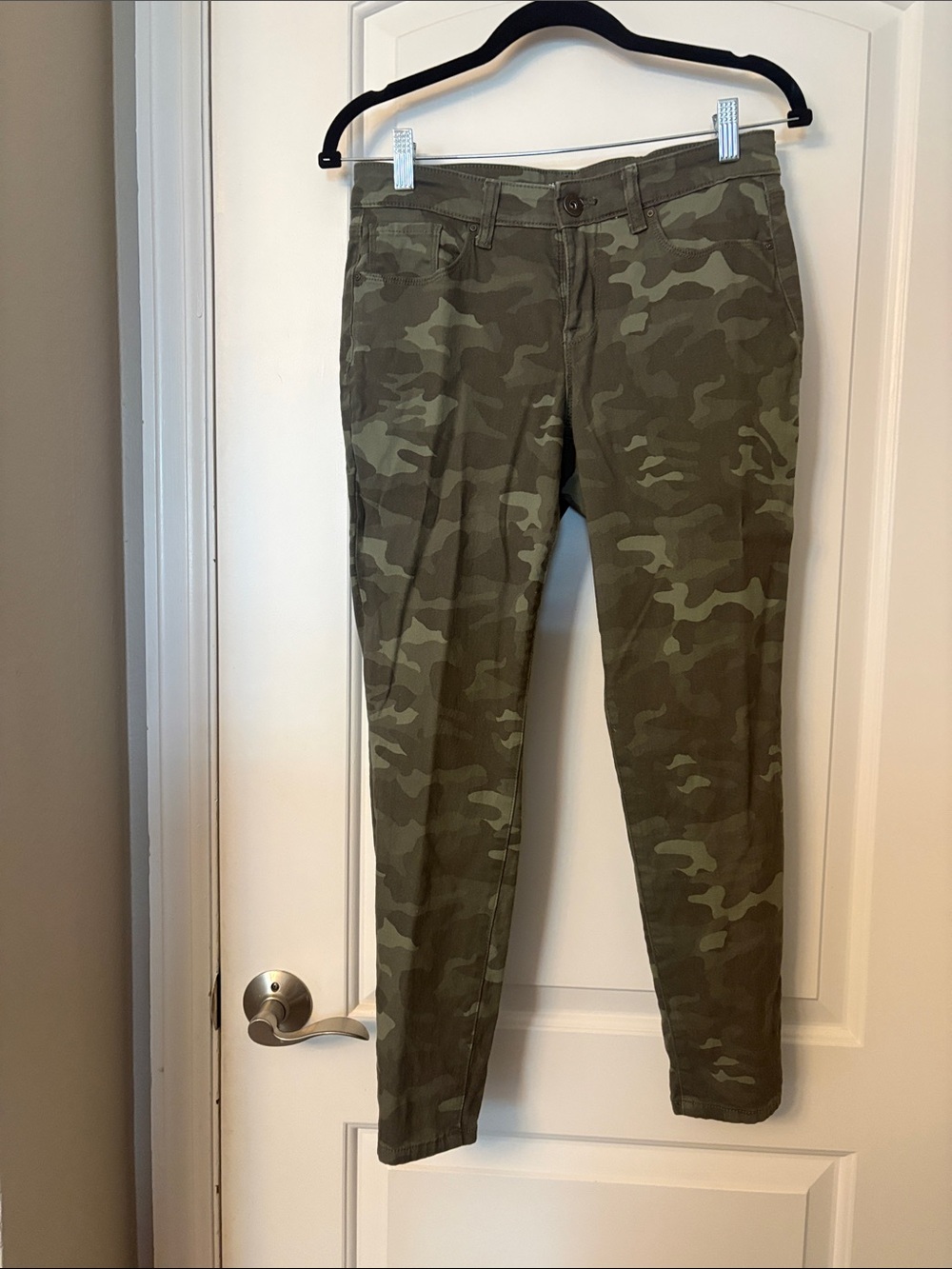 Women's Camo Curvy Skinny Leg Pantd in Olive